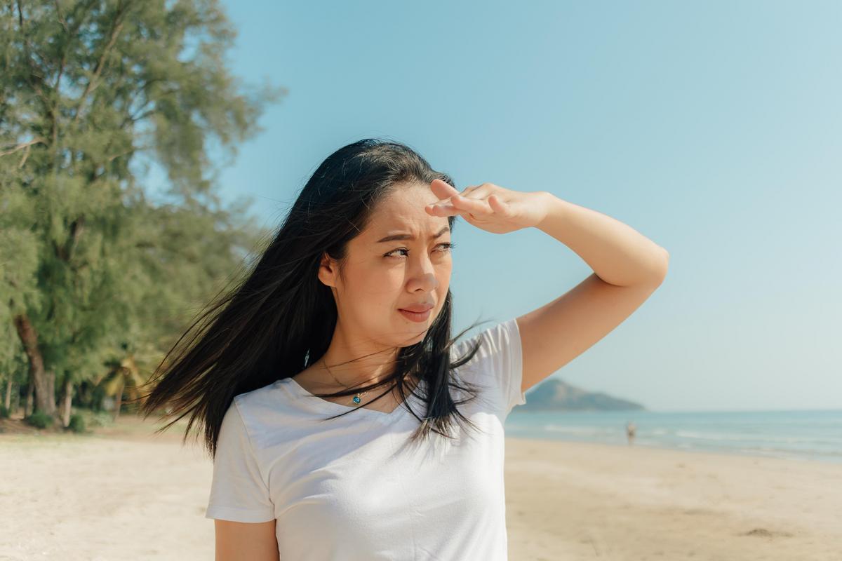 ภาพของสีผิวบนใบหน้าที่ไม่สม่ำเสมอในผู้หญิง