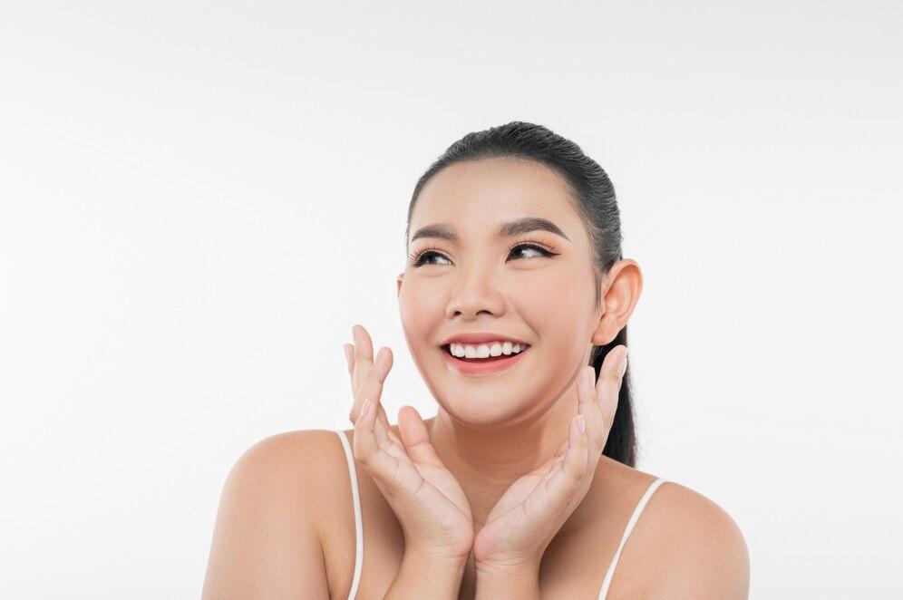 ภาพแสดงหน้ายิ้มของผู้หญิง มีผิวหน้าเรียบเนียนและสุขภาพดีมาก