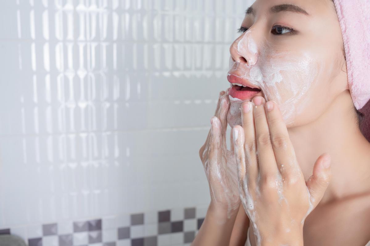ขวดคลีนซิ่งสำหรับลดสิวบนพื้นหลังสีขาว สำหรับทำความสะอาดผิวหน้า