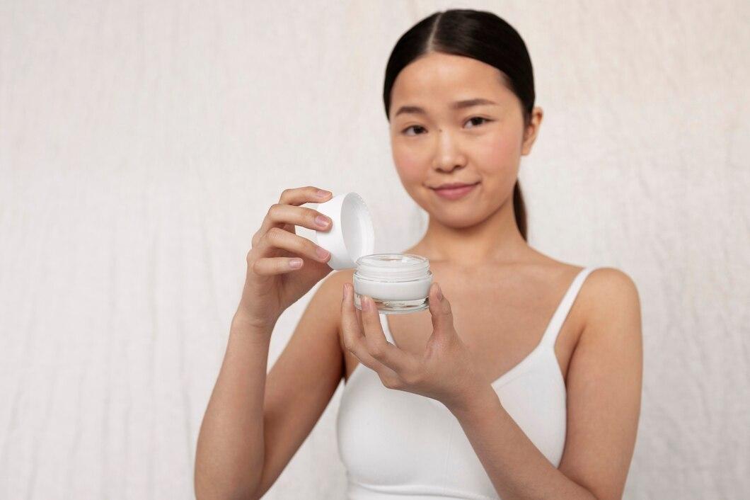 ผงวิเศษรักษาสิว แป้งพอกสิวในซองสีน้ำเงินและขาวพร้อมตัวอักษรภาษาไทย
