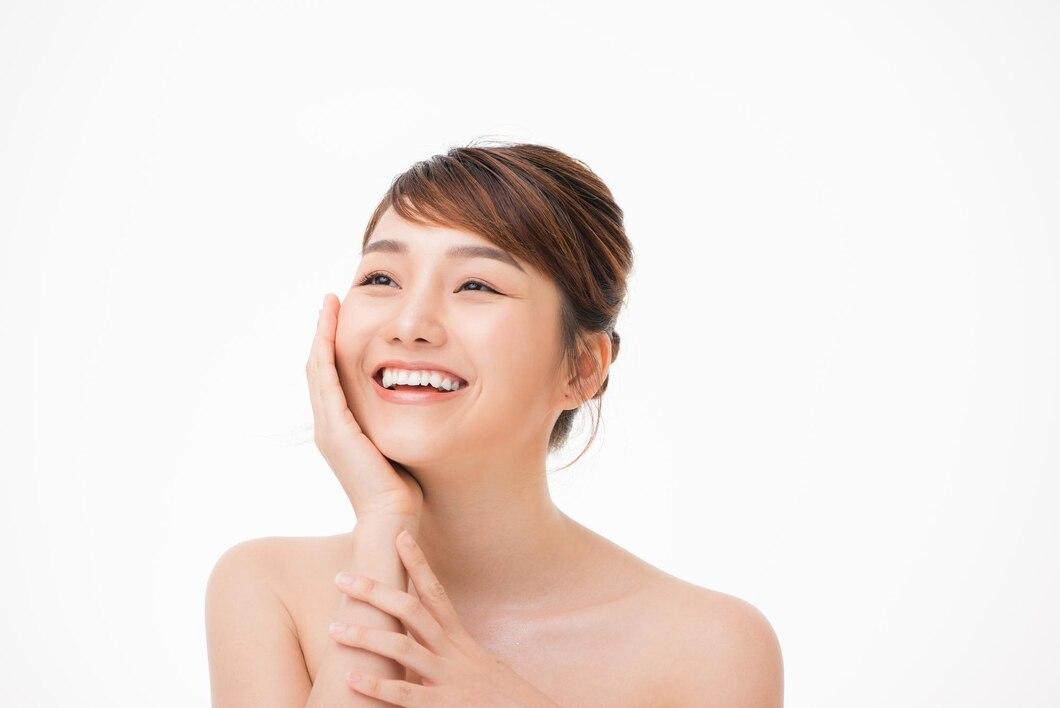 น้ำตบลดสิวในขวดแก้วใส ป้ายฉลากเขียนว่า essense-water.jpg
