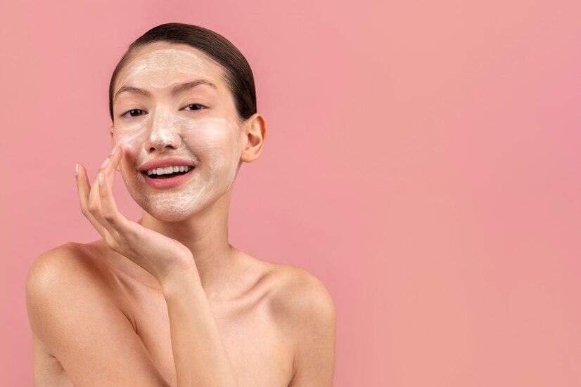 หลอดครีมทาหน้าวางอยู่บนพื้นไม้ พื้นหลังสีขาวเนียนตา ผลัดเซลล์ผิวหน้า